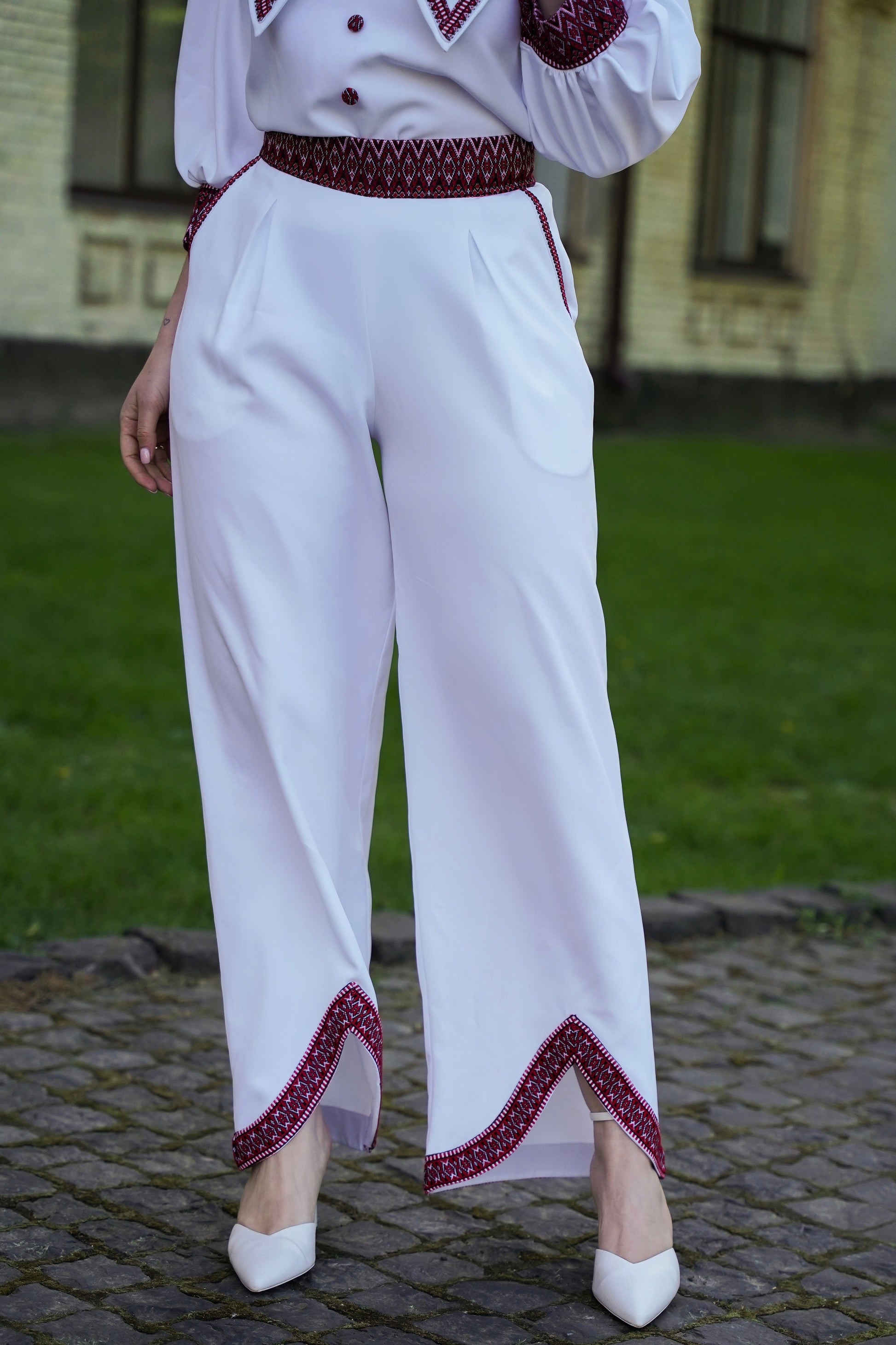 Жіночі штани білі з червоною вишивкою
