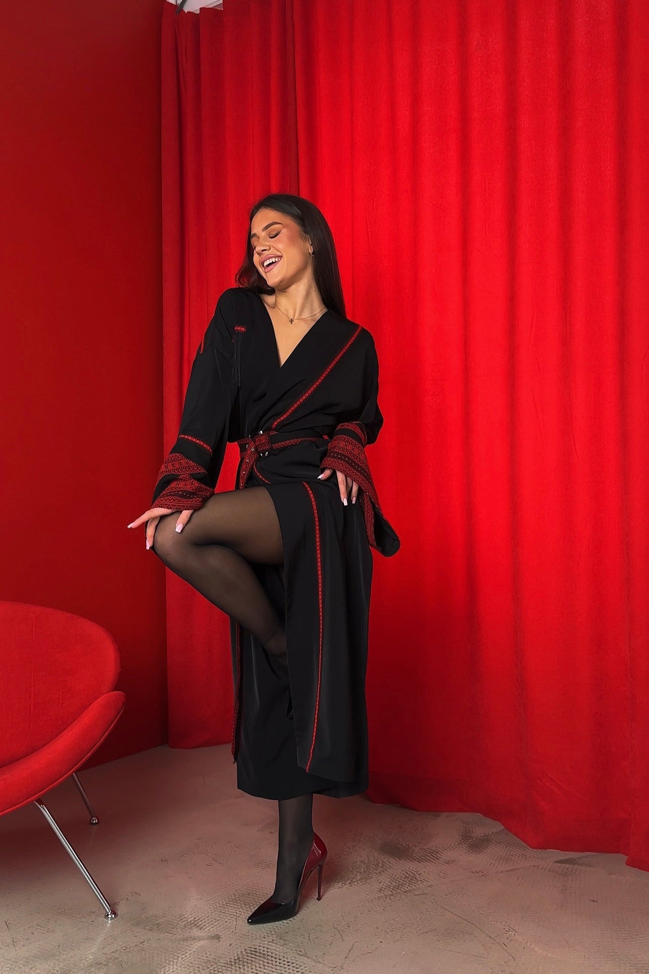 Жіноче кімоно максі чорне вишите