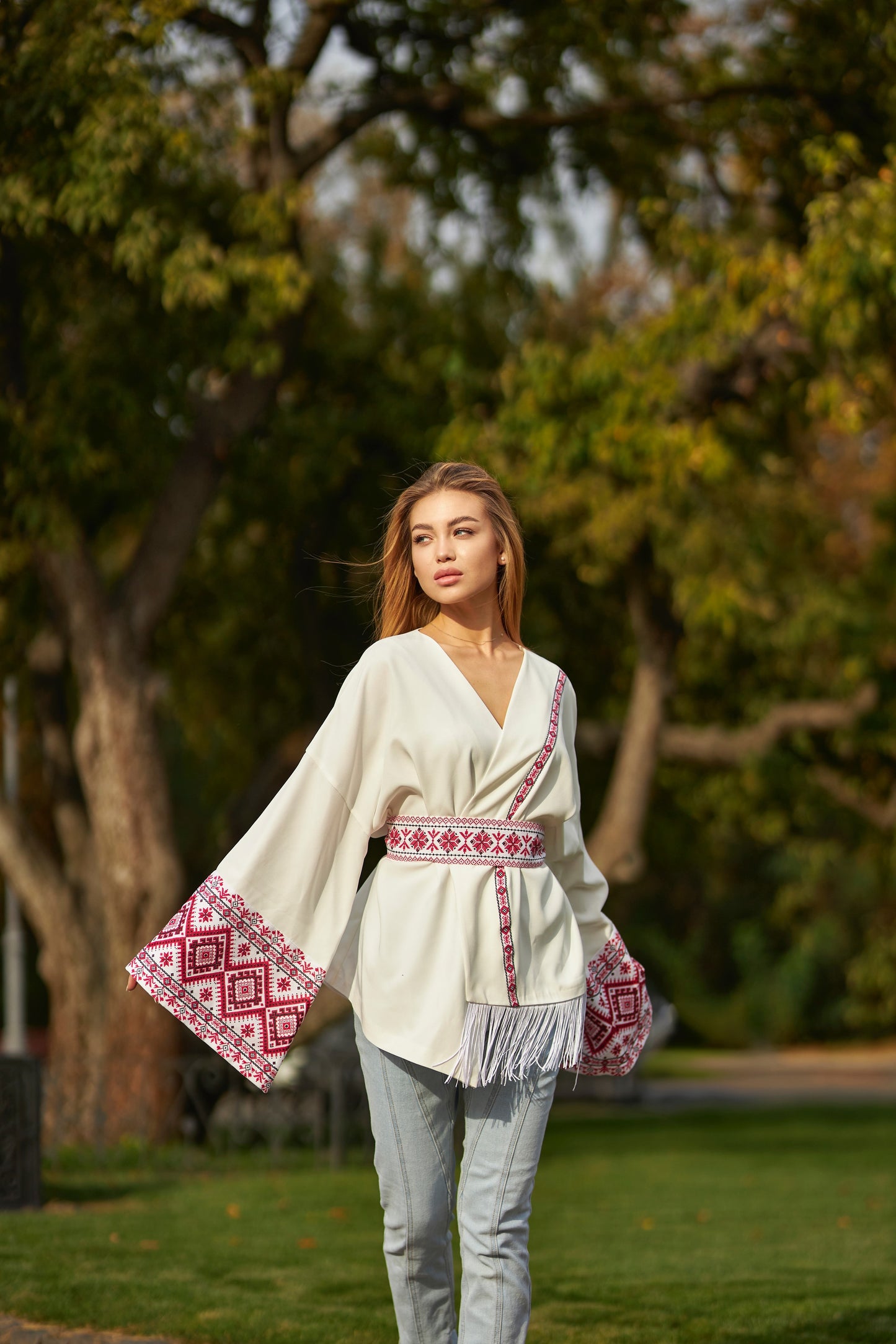 Костюм білий жіночий вишитий