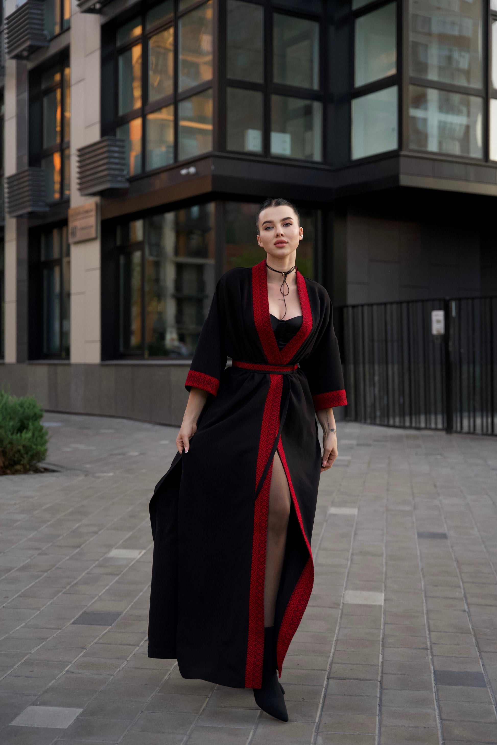 Жіноче кімоно максі чорне з червоною вишивкою