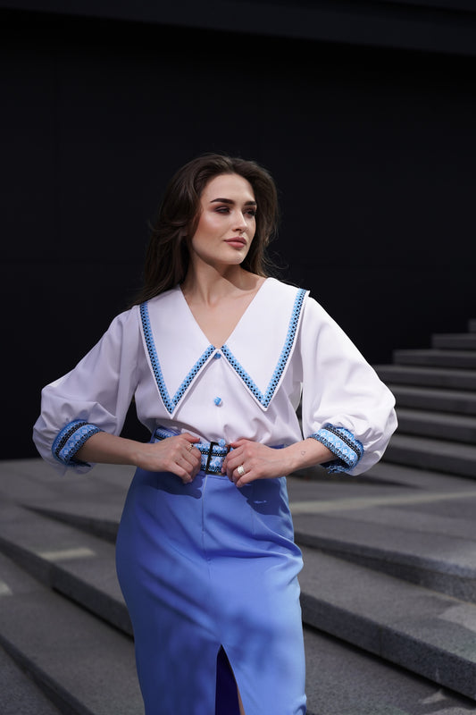 Жіноча сорочка біла з блакитною вишивкою