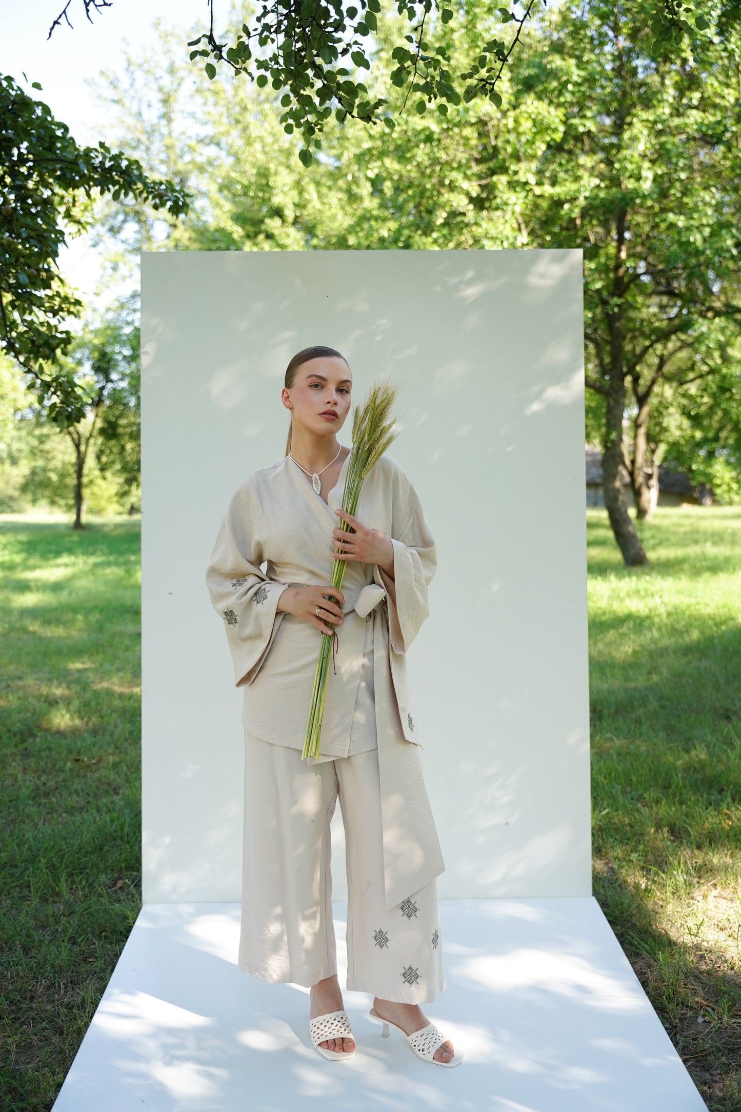 Жіночий костюм молочний Зорея