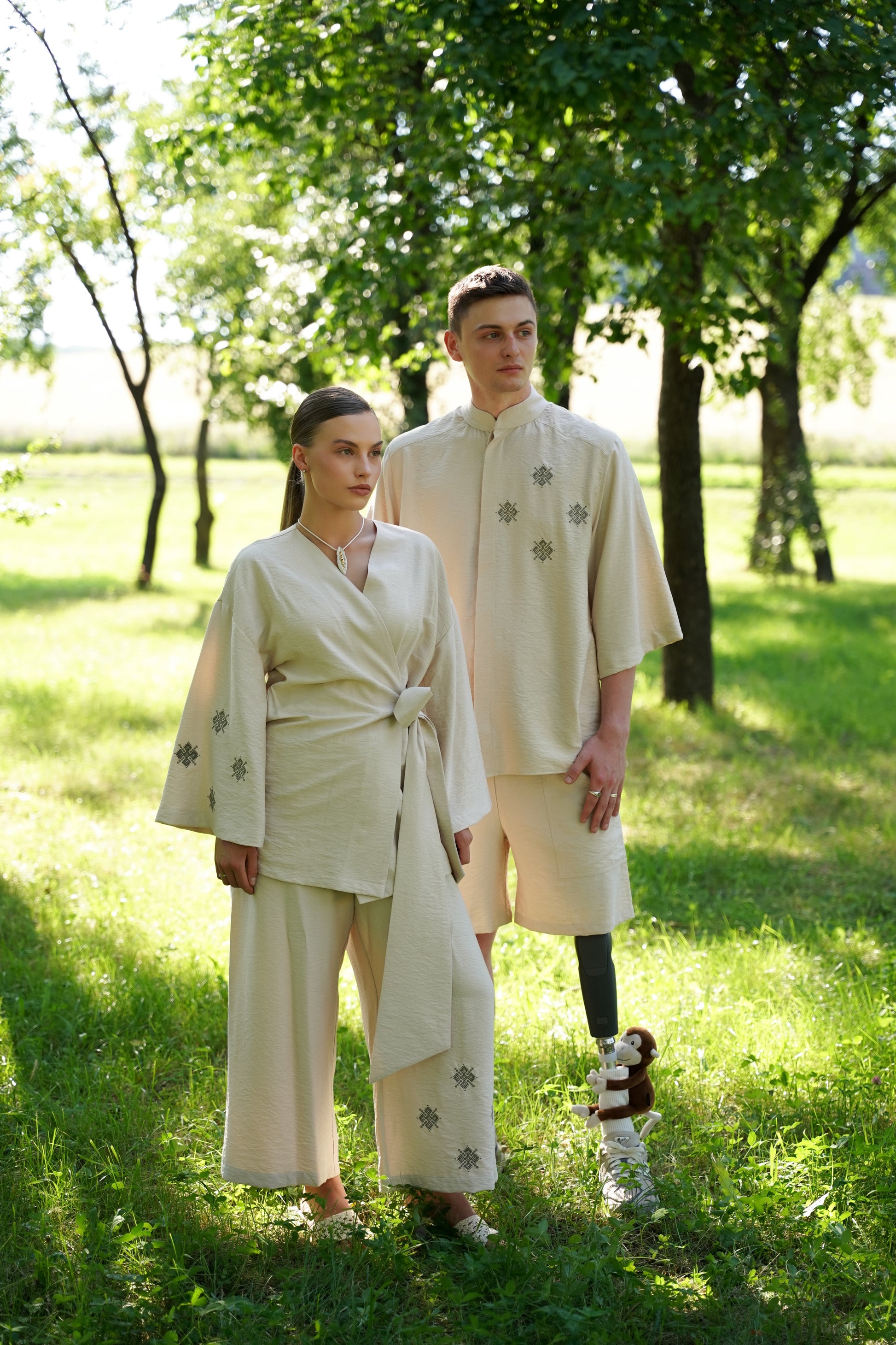 Парний образ бежевий з вишивкою