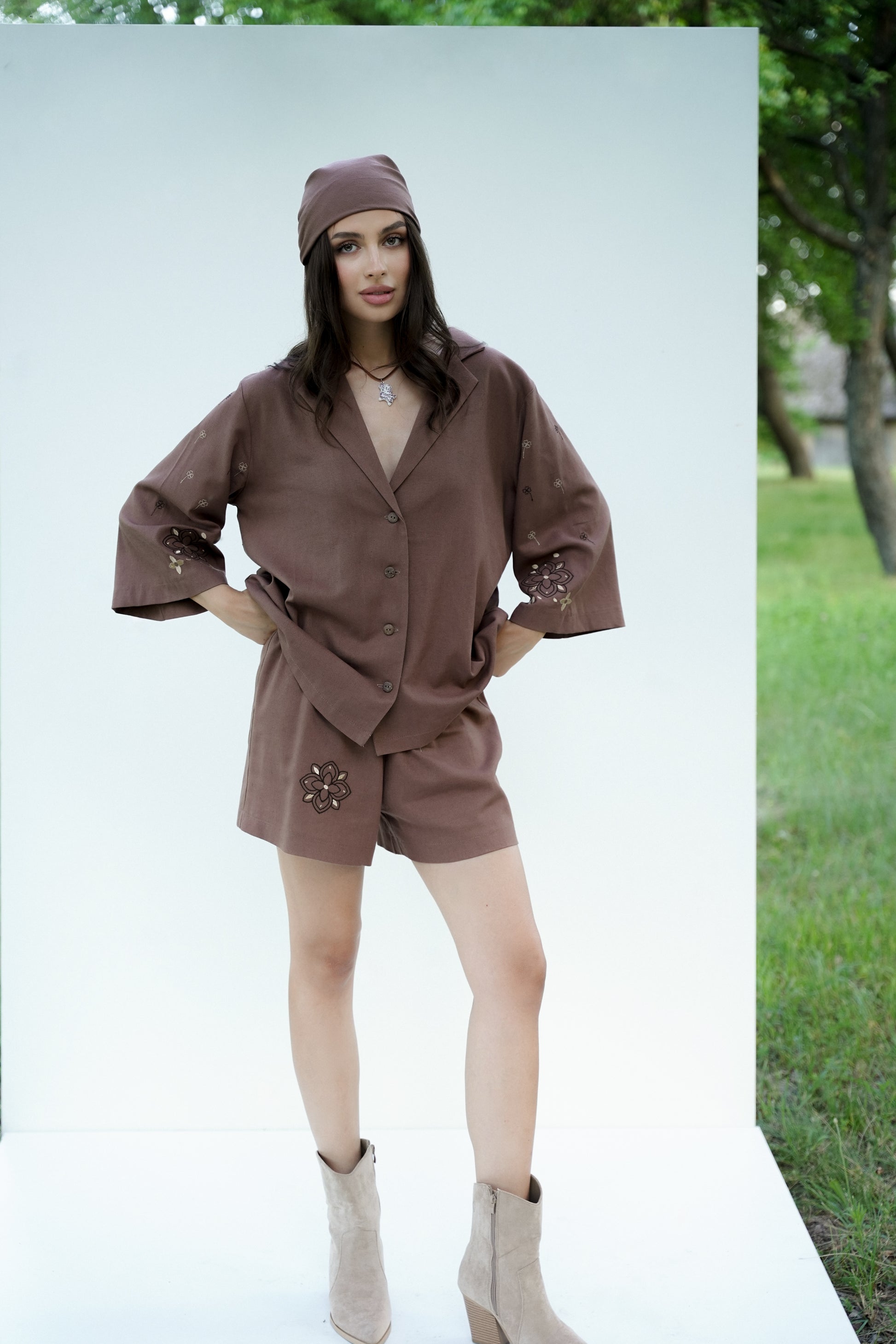 Жіночий костюм з шортами коричневий Мальва