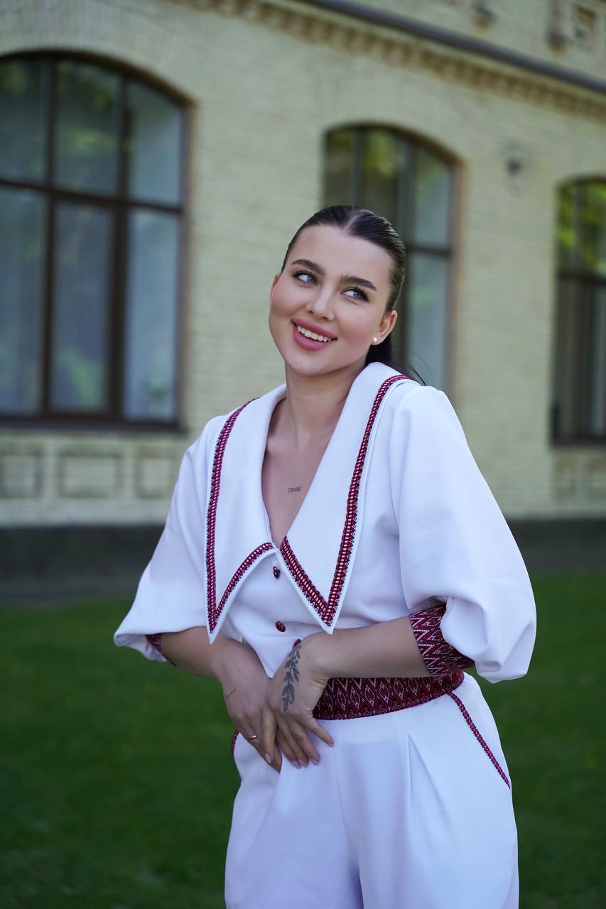 Жіноча сорочка біла з червоною вишивкою