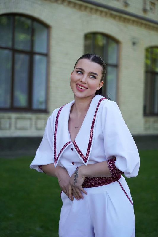 Жіноча сорочка біла з червоною вишивкою