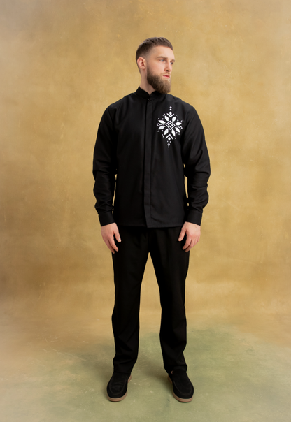 Чоловіча вишиванка чорна Синевір