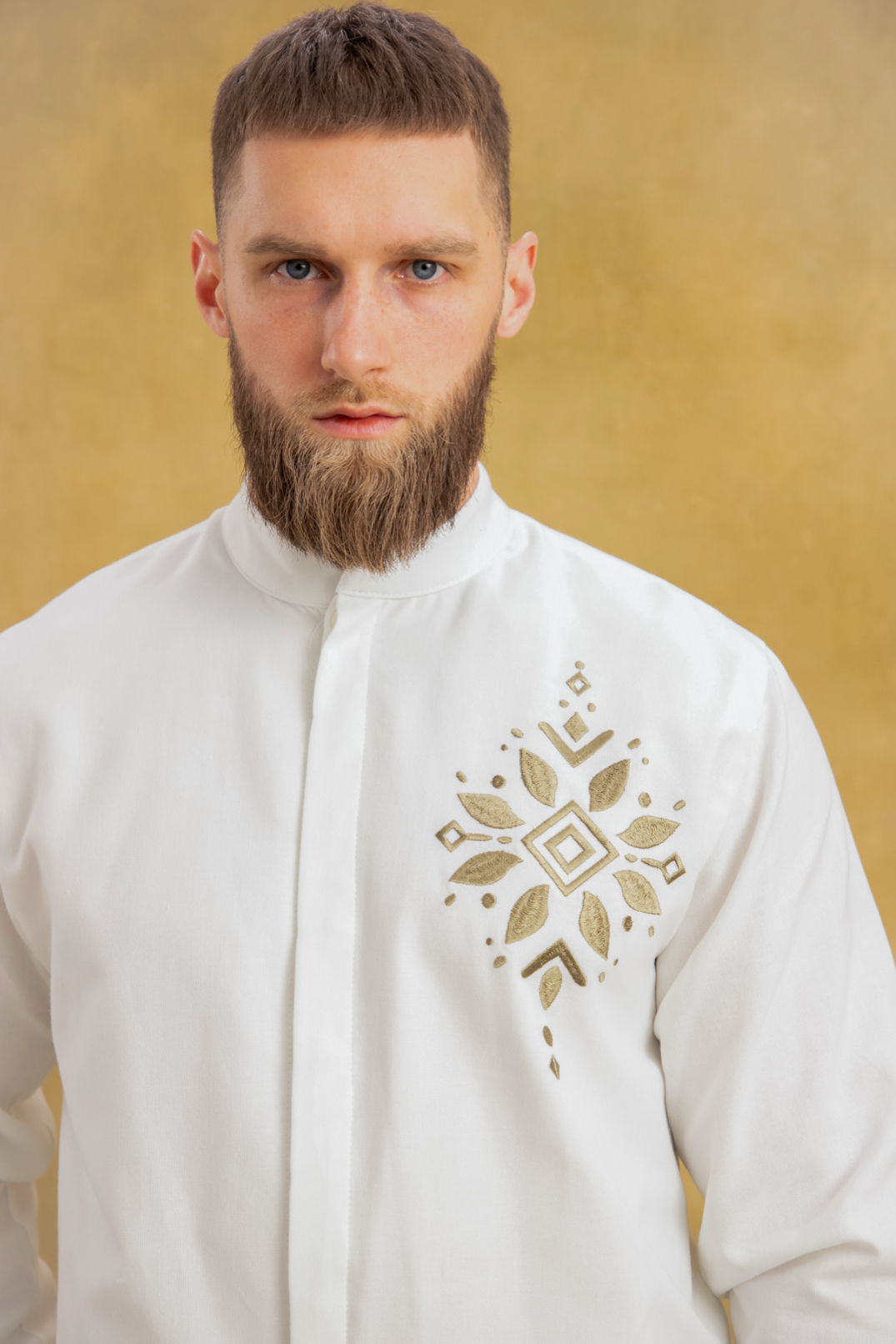 Чоловіча вишиванка молочна Синевір