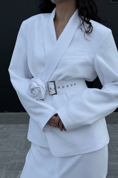 Жіночий жакет білий з поясом