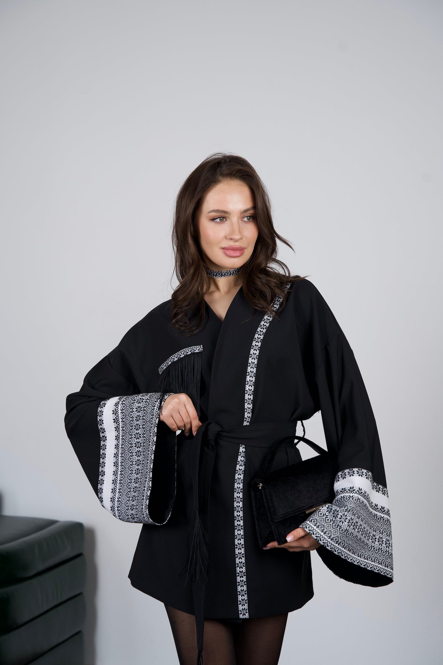 Жіноче кімоно міні чорне з білою вишивкою