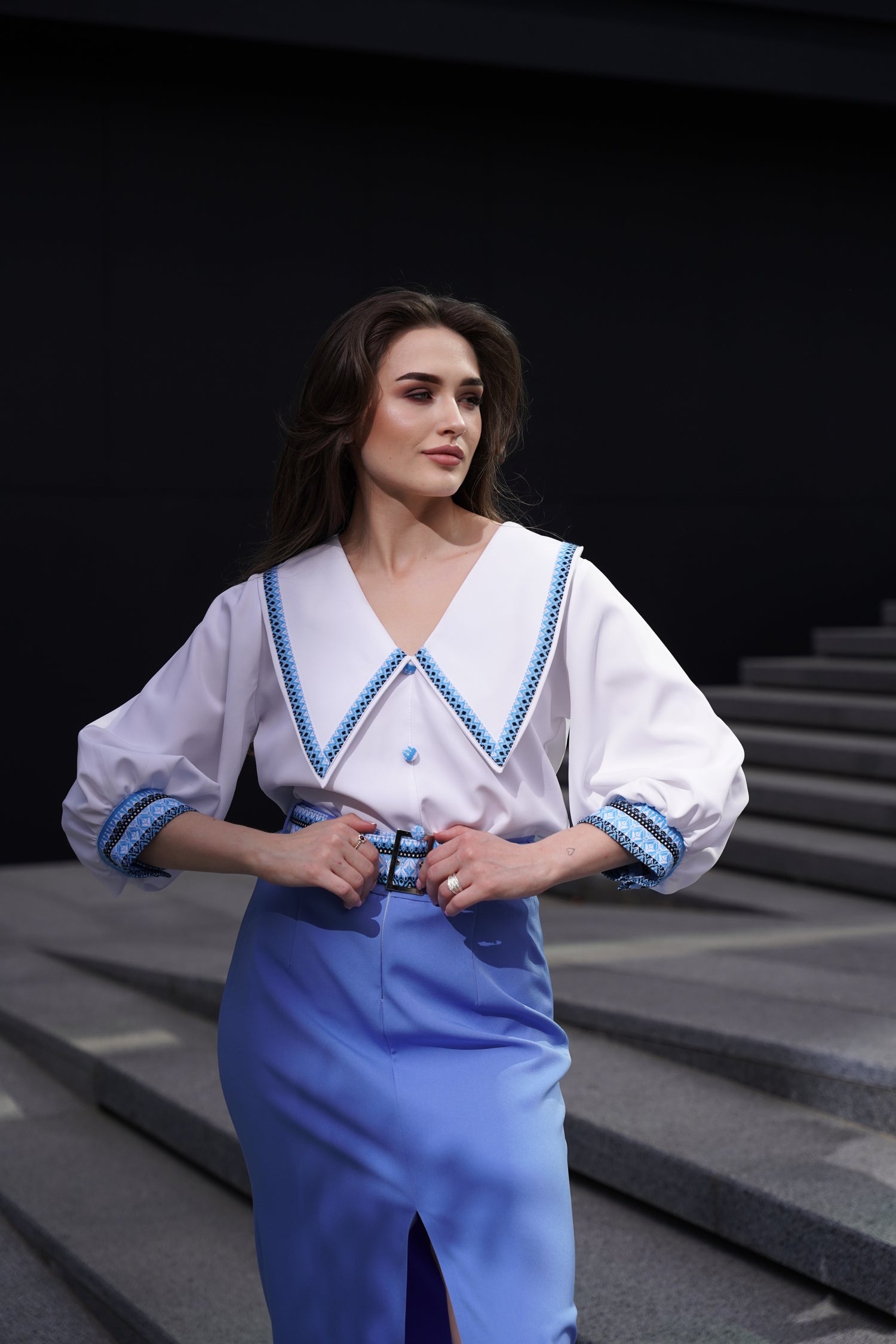 Жіноча сорочка біла з блакитною вишивкою