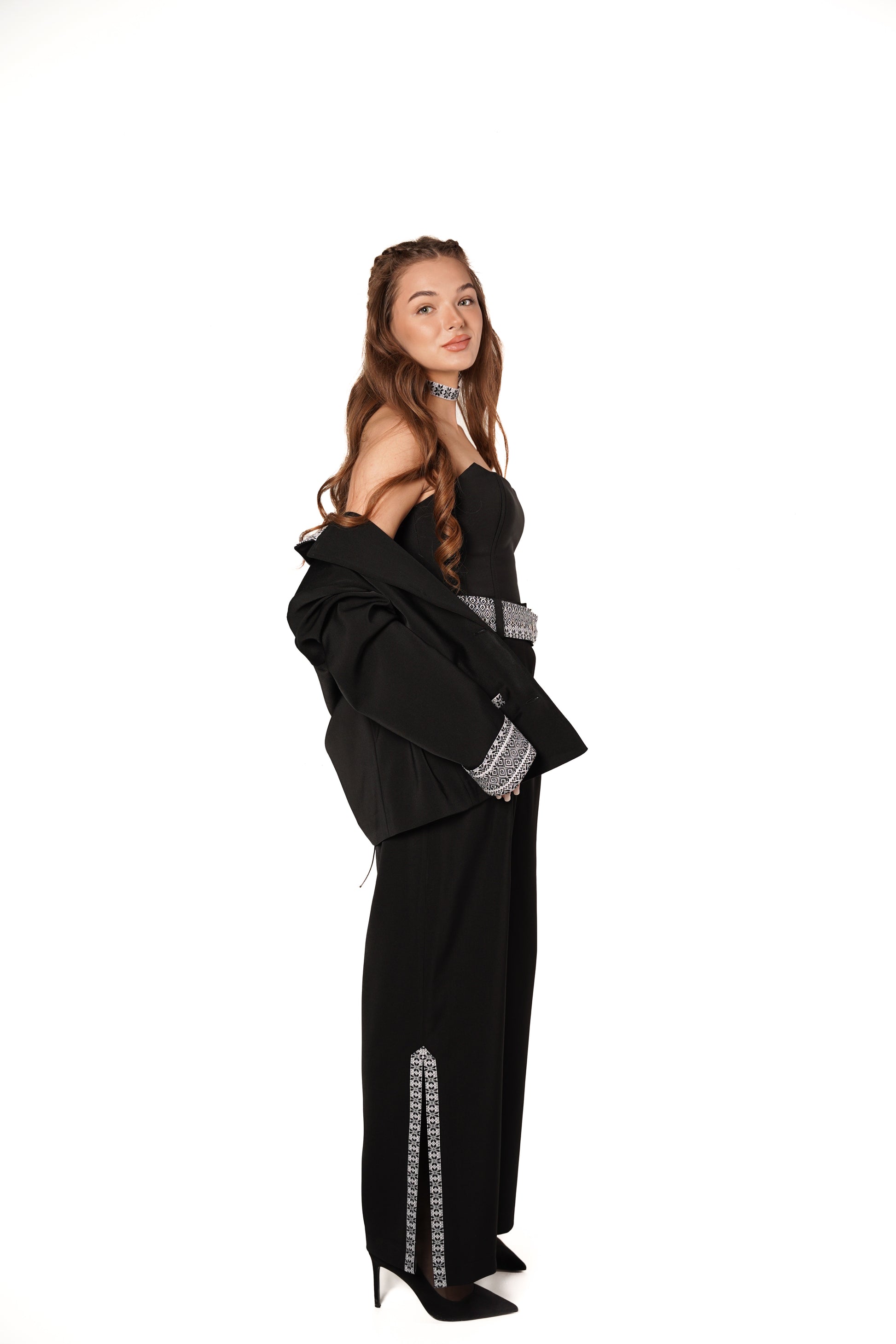 Жіночий костюм чорний вишитий