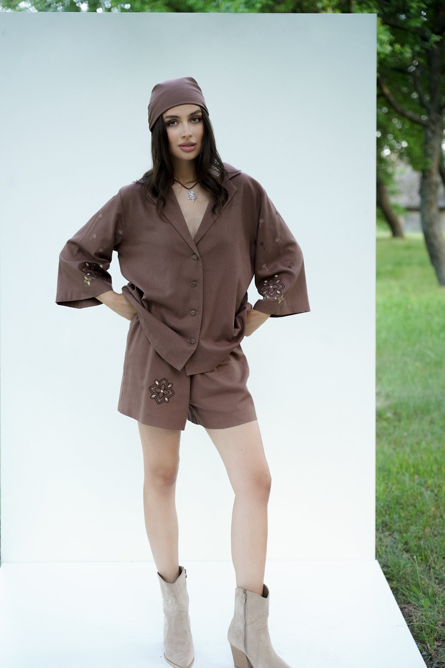 Жіночий костюм з шортами коричневий Мальва