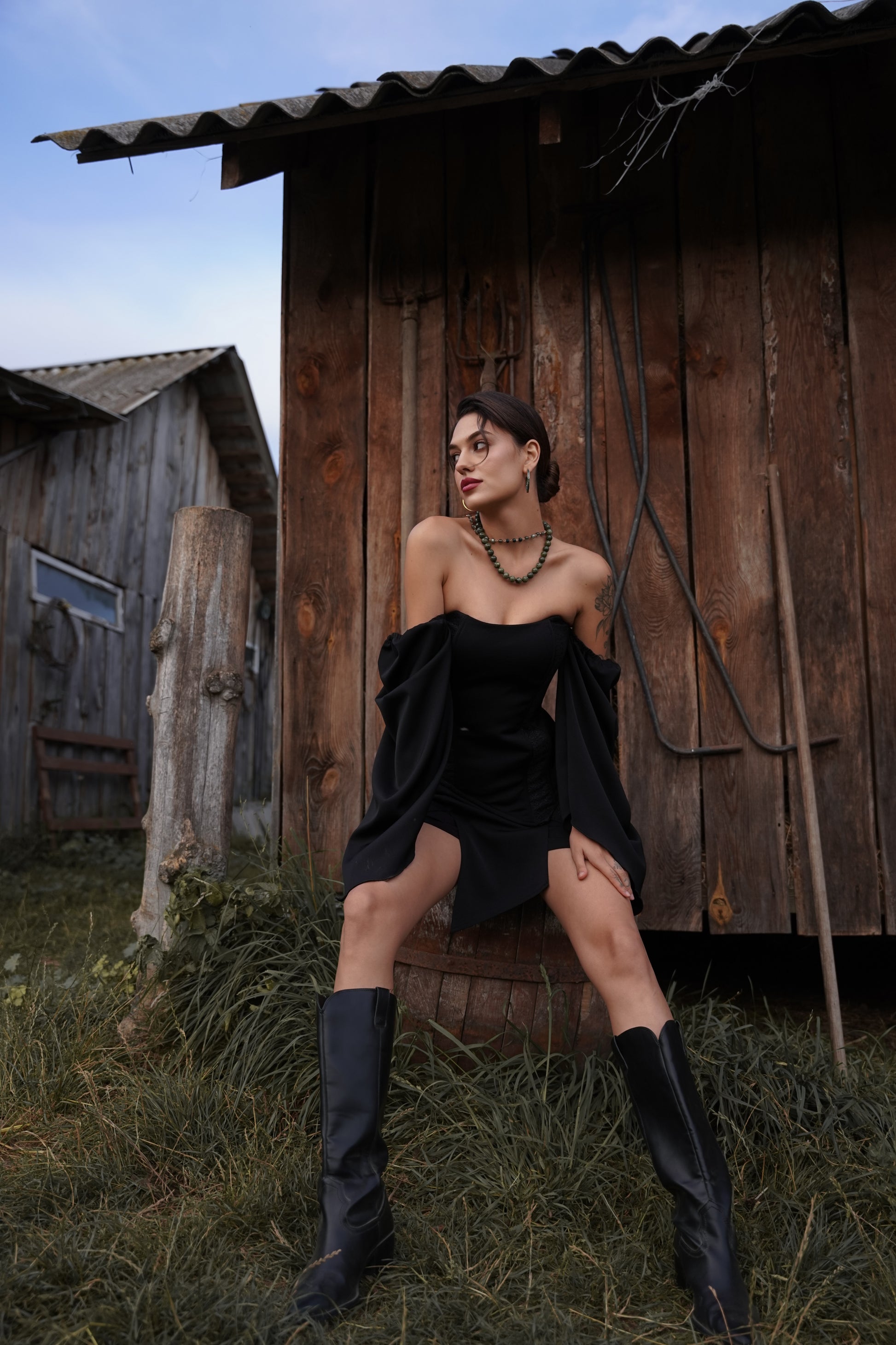 Жіночий чорний корсет з вишивкою